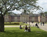 Am Ende der Promenade vor dem Universitäts­schloss gönnten sich viele Besucher eine entspannte Pause vom Flohmarkttrubel
